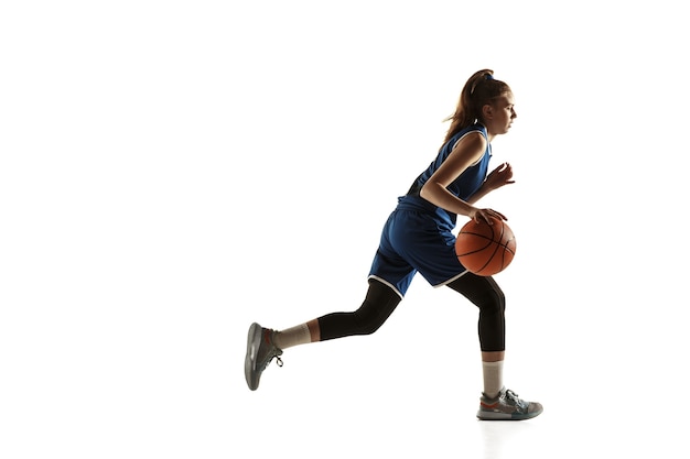 Jeune joueur de basket-ball féminin caucasien contre fond blanc studio