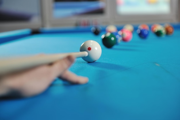 jeune joueur de billard professionnel trouvant la meilleure solution et l'angle droit au jeu de sport de billard ou de snooker