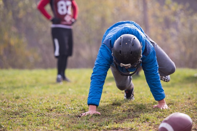 jeune joueur de football américain en action pendant l'entraînement sur le terrain