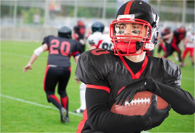 Jeune joueur de football américain en uniforme d'équipe