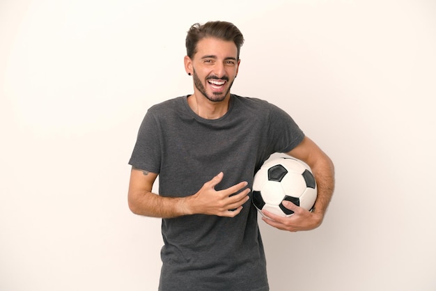 Jeune joueur de football femme isolée sur fond blanc souriant beaucoup