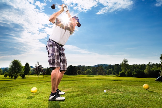 Jeune joueur de golf sur le parcours de golf swing