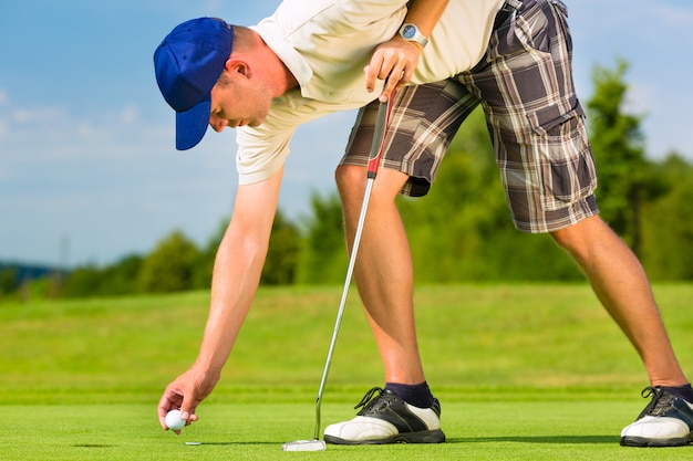 Jeune joueur de golf sur le parcours