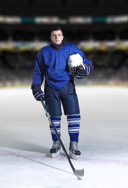 jeune joueur de hockey sur glace portrait sur un match mi-temps