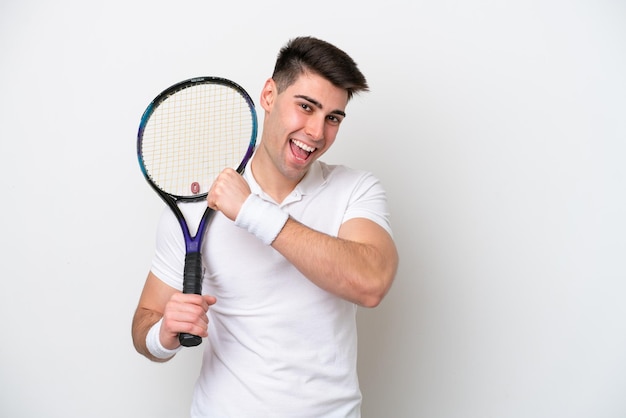 Jeune joueur de tennis homme isolé sur fond blanc célébrant une victoire