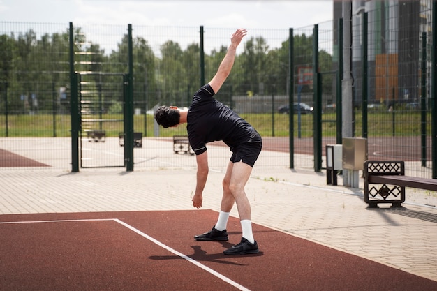 Jeune joueur de volley-ball dans la cour