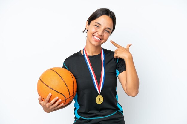 Jeune joueuse de basket-ball isolée sur fond blanc faisant un geste du pouce en l'air