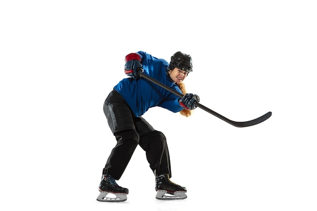 Jeune joueuse de hockey avec le bâton sur glace et fond blanc. Sportive portant un équipement et un entraînement au casque. Concept de sport, mode de vie sain, mouvement, action, émotions humaines.