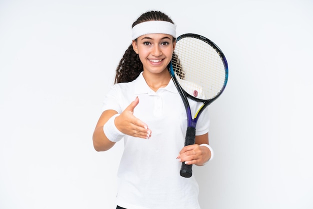 Jeune joueuse de tennis femme isolée sur fond blanc se serrant la main pour conclure une bonne affaire
