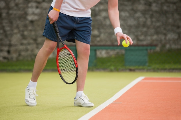 Jeune joueuse de tennis sur le point de servir