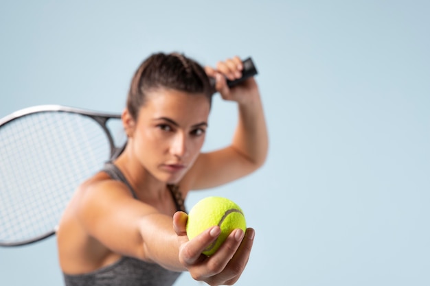 Photo jeune joueuse de tennis avec raquette