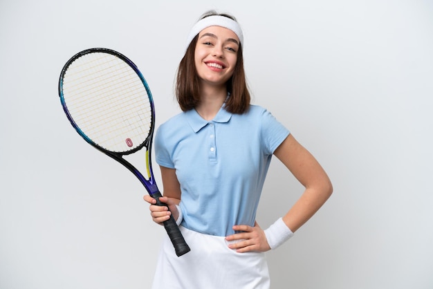 Jeune joueuse de tennis ukrainienne femme isolée sur fond blanc posant avec les bras à la hanche et souriant