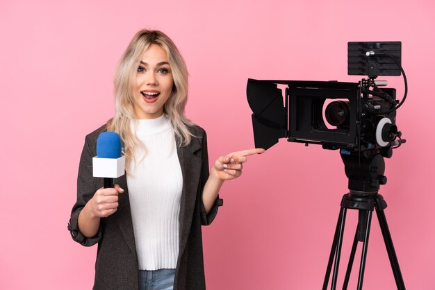 Jeune journaliste femme sur fond isolé