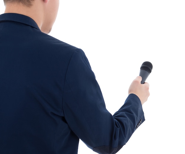 Jeune journaliste avec microphone isolé sur fond blanc