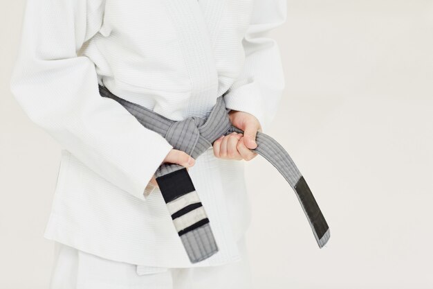 Jeune judoist obtenant une ceinture