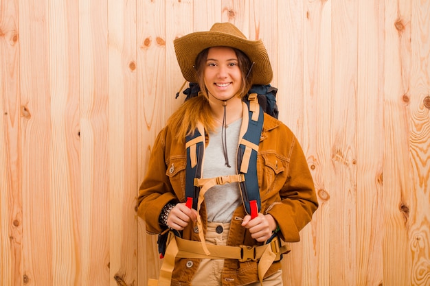 Jeune, latin, voyageur, femme, contre, mur bois