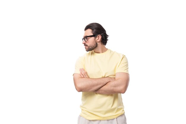 Jeune leader européen à succès avec une barbe et une moustache portant des lunettes pour corriger la vision