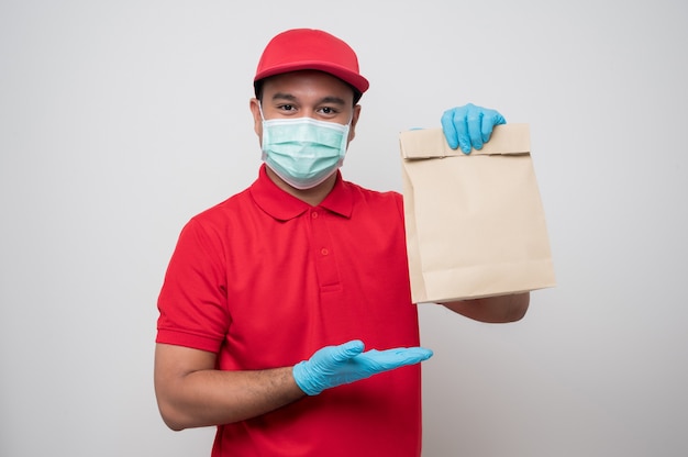 Jeune livreur en uniforme rouge