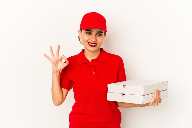 Jeune livreuse de pizza arabe maigre choquée, elle s'est souvenue d'une réunion importante.