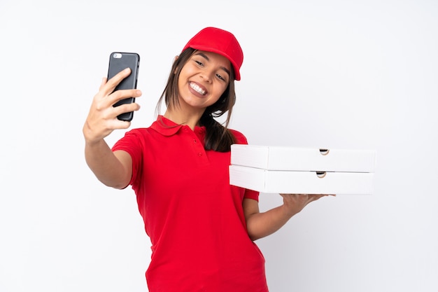 Jeune livreuse de pizza faisant un selfie