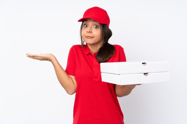 Jeune livreuse de pizza sur un mur blanc isolé faisant un geste de doute