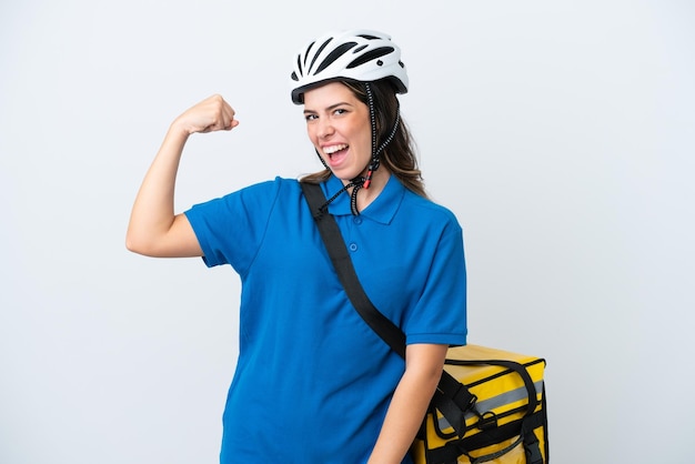 Jeune livreuse avec sac à dos thermique isolé sur fond blanc faisant un geste fort