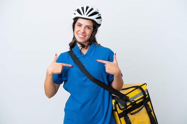 Jeune livreuse avec sac à dos thermique isolé sur fond blanc fière et satisfaite