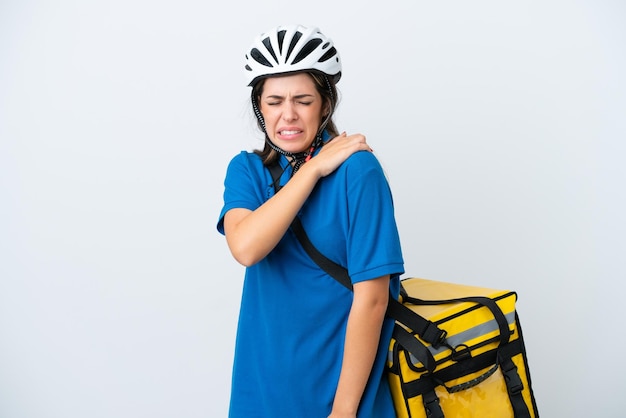 Jeune livreuse avec sac à dos thermique isolé sur fond blanc souffrant de douleurs à l'épaule pour avoir fait un effort