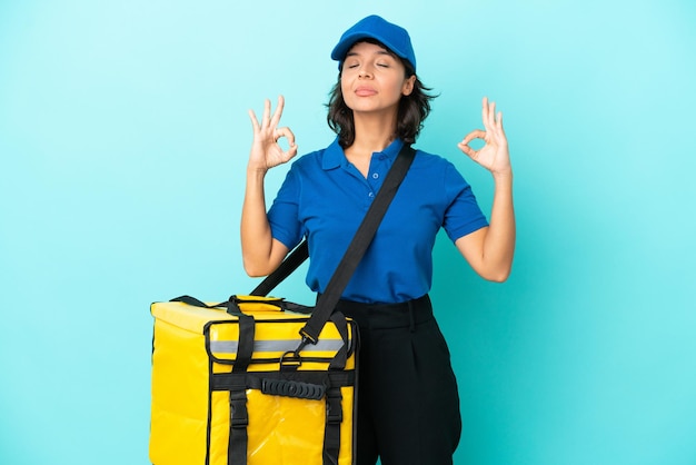 Jeune livreuse avec sac à dos thermique en pose zen