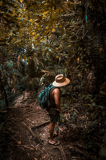 Un jeune local avec un chapeau dans la jungle