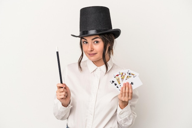 Jeune magicien femme tenant une baguette isolé sur fond blanc