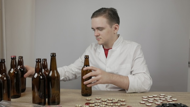 Un jeune maître technologue brasse de la bière à la maison