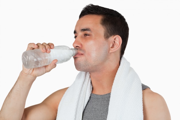 Jeune mâle ayant de l&#39;eau après l&#39;entraînement