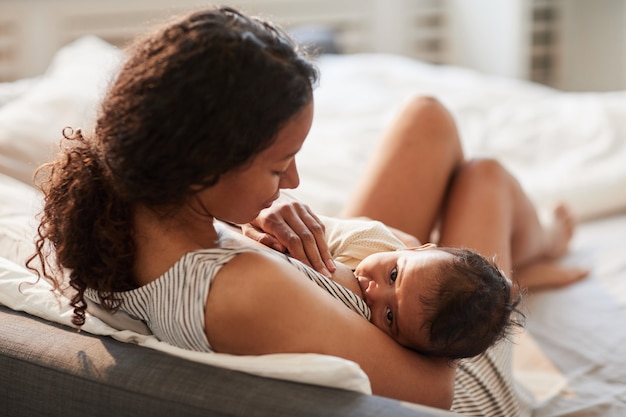 Jeune maman allaitement bébé bébé à la maison