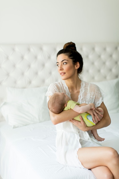 Jeune maman avec un bébé