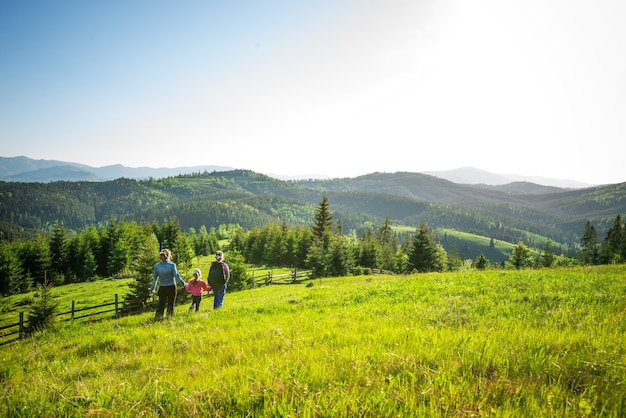 Jeune maman et deux petites filles voyageurs