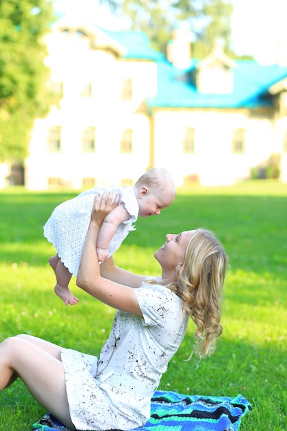 Jeune maman avec un enfant dans le parc