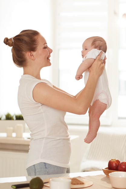 Jeune maman jouant avec bébé