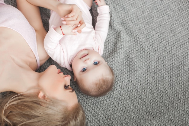 Jeune maman avec un petit bébé