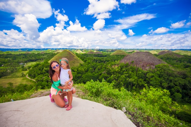 Jeune maman et petite fille en excursion aux Chocolate Hills