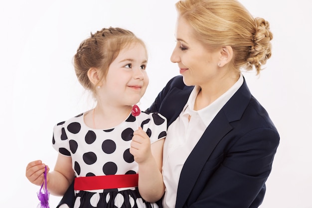 Jeune maman avec petite fille sont heureuse et souriante