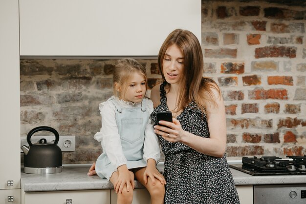 Jeune maman avec sa fille dans la cuisine