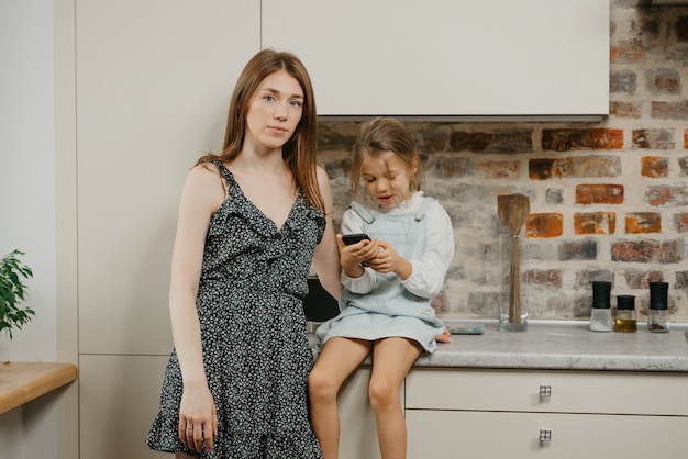 Jeune maman avec sa fille dans la cuisine