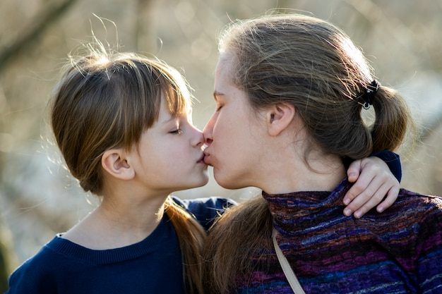 Jeune maman et sa fille ensemble à l'extérieur.