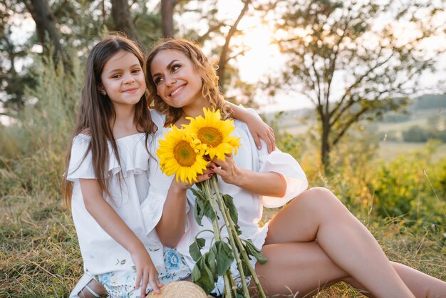 Jeune maman et sa fille s'amusent, fête des mères