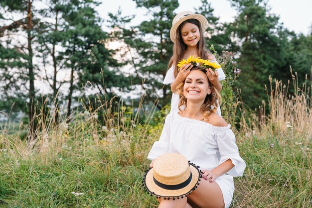 Jeune maman et sa fille s'amusent, fête des mères