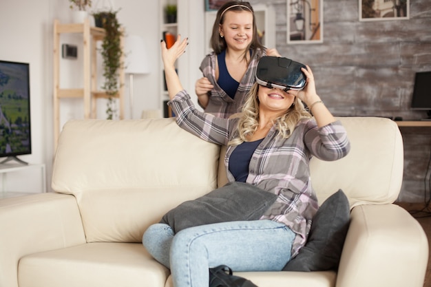 Jeune maman et sa petite fille enthousiasmées par leur nouveau gadget. Lunettes de réalité virtuelle.