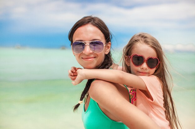 Jeune maman et sa petite fille profitant des vacances à la plage