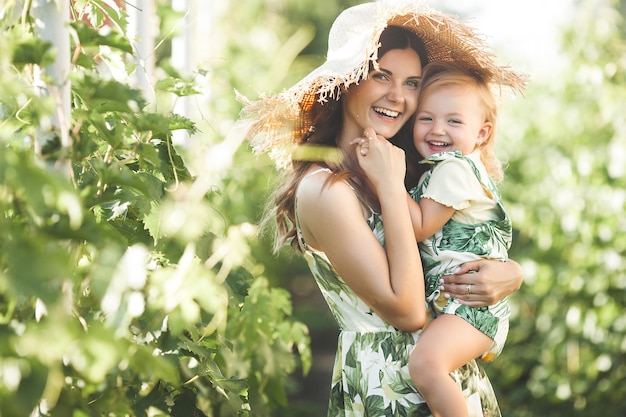 Jeune maman et sa petite fille s'amusant à l'extérieur. Jolie famille.