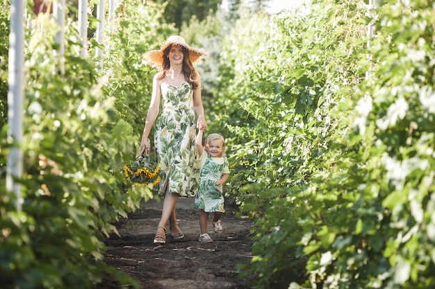 Jeune maman et sa petite fille s'amusant à l'extérieur. Jolie famille.